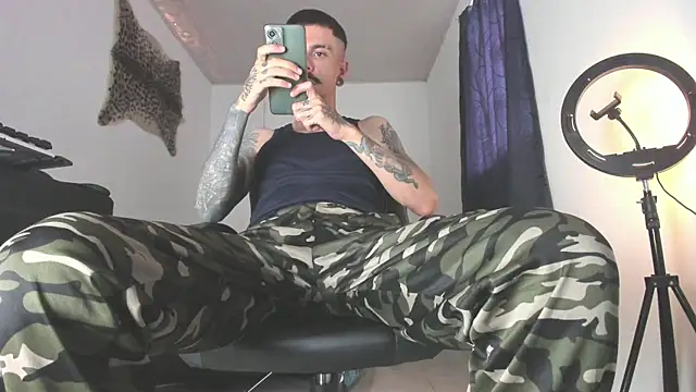Snapshot of Aaron_BigDickxxx chatting on July 30, 2026, 5:01 pm Aaron BigDickxxx online show from July 30, 2026, 5:01 pm
