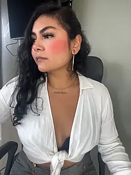 Snapshot of Juli_Walker chatting on May 4, 2026, 2:35 pm Juli Walker online show from May 4, 2026, 2:35 pm