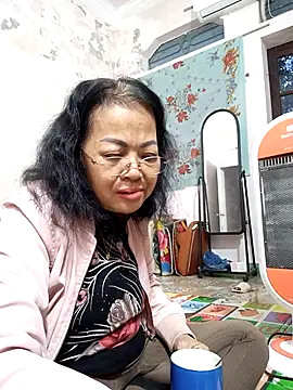 Hotestlove online show from November 18, 2025, 11:15 pm