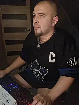 Foxyshaved online show from November 28, 2025, 3:42 am