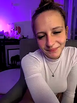 Snapshot of emma4xxx chatting on March 18, 2025, 8:15 pm emma4xxx online show from March 18, 2025, 8:15 pm