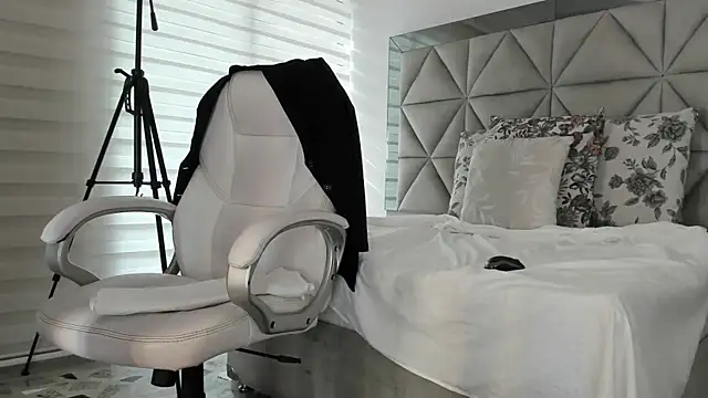 nina pons online show from October 31, 2025, 9:27 pm