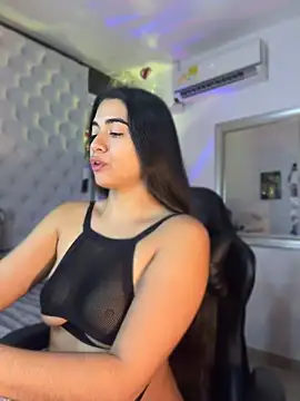 Snapshot of ZarahEvans chatting on April 28, 2026, 8:47 pm ZarahEvans online show from April 28, 2026, 8:47 pm