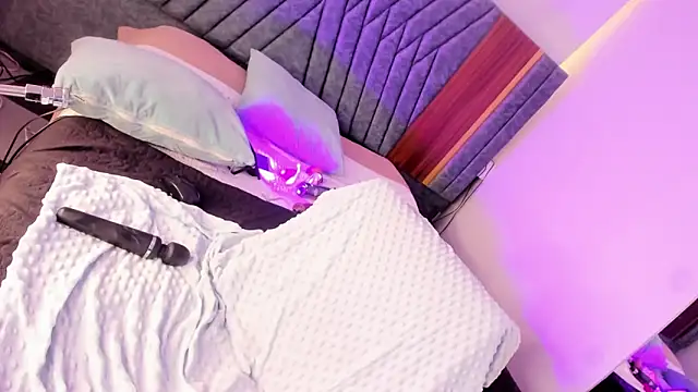 Hilary Smile  online show from January 31, 2025, 8:01 pm