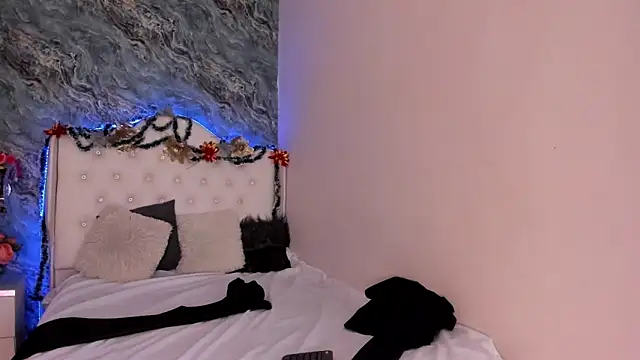 CAMILLEN PETTID online show from December 15, 2024, 7:31 pm