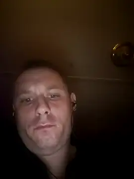 Snapshot of Dut421@xh chatting on August 4, 2026, 9:23 am Dut421xh online show from August 4, 2026, 9:23 am