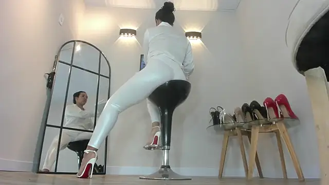 solsmithxx online show from March 4, 2026, 7:31 pm