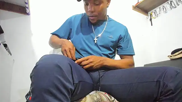 hugo3918  online show from September 28, 2025, 2:06 am