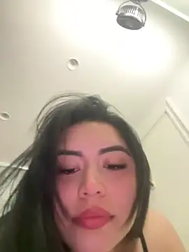 Snapshot of EmilyxRose_- chatting on June 14, 2026, 5:04 pm EmilyxRose - online show from June 14, 2026, 5:04 pm