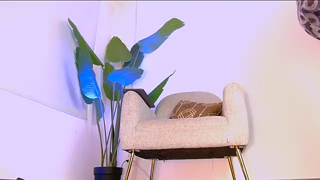 Snapshot of Sara_ow chatting on May 17, 2026, 7:43 pm Sara ow online show from May 17, 2026, 7:43 pm