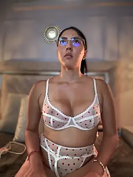 MarianaBenz online show from March 3, 2025, 8:32 pm