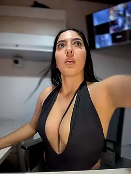 MarianaBenz online show from April 21, 2026, 1:18 am