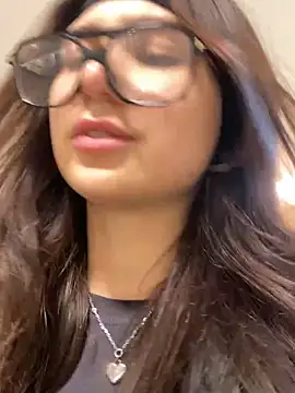 QuitieLia online show from December 6, 2024, 2:17 pm