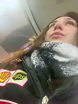 QuitieLia online show from December 13, 2024, 3:11 pm