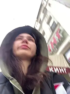 QuitieLia online show from December 17, 2024, 8:12 am