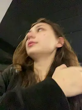 QuitieLia online show from December 20, 2024, 3:21 pm