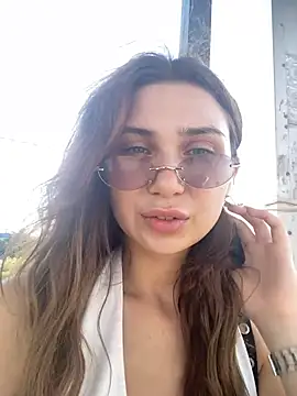 QuitieLia online show from July 28, 2026, 1:54 pm