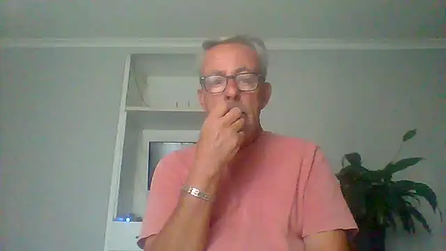 Snapshot of tuggy59 chatting on September 14, 2025, 5:28 am tuggy59 online show from September 14, 2025, 5:28 am