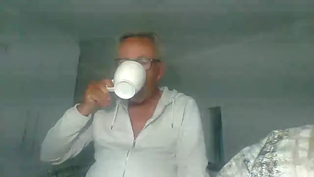 Snapshot of tuggy59 chatting on October 8, 2025, 4:32 am tuggy59 online show from October 8, 2025, 4:32 am