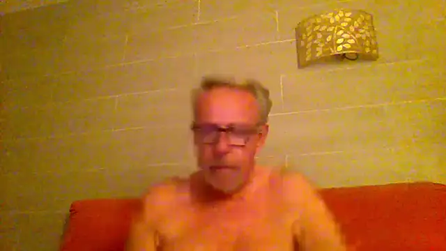 Snapshot of tuggy59 chatting on June 3, 2026, 3:53 am tuggy59 online show from June 3, 2026, 3:53 am