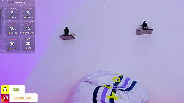 Anette  online show from October 13, 2025, 7:58 pm