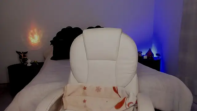 emilydolshe2 online show from October 24, 2025, 2:24 pm