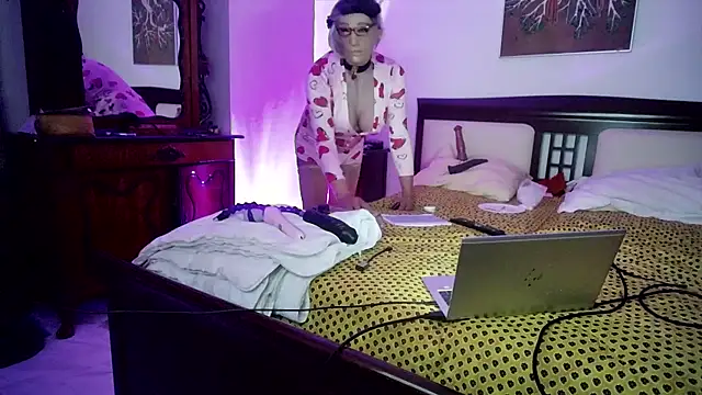 CharlotteVixxens online show from May 21, 2026, 12:17 am