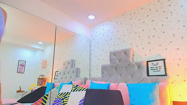 JulietaReyess online show from September 29, 2025, 11:59 am