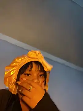 Snapshot of YellowHoneyDip chatting on February 28, 2025, 2:42 am YellowHoneyDip online show from February 28, 2025, 2:42 am