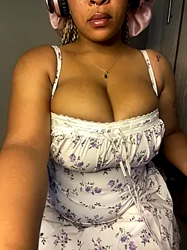 Snapshot of YellowHoneyDip chatting on November 13, 2025, 6:45 am YellowHoneyDip online show from November 13, 2025, 6:45 am