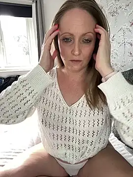 HoneyBluex online show from February 24, 2025, 1:42 pm