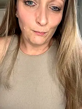 HoneyBluex online show from September 25, 2025, 11:14 am