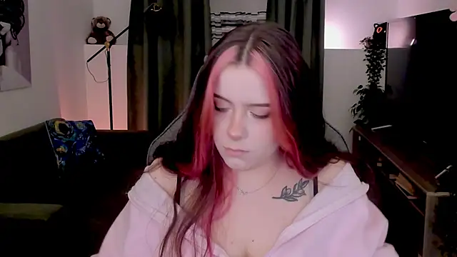 CoralineKeyns online show from April 25, 2026, 3:20 am