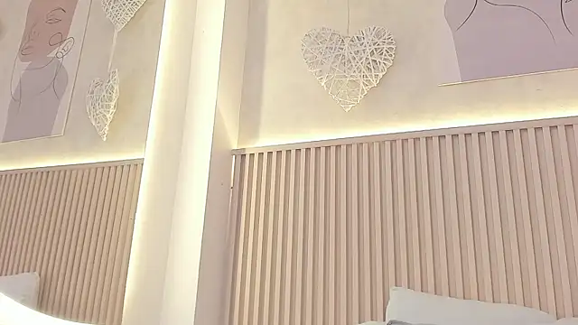 daiana curly online show from April 20, 2026, 8:32 pm