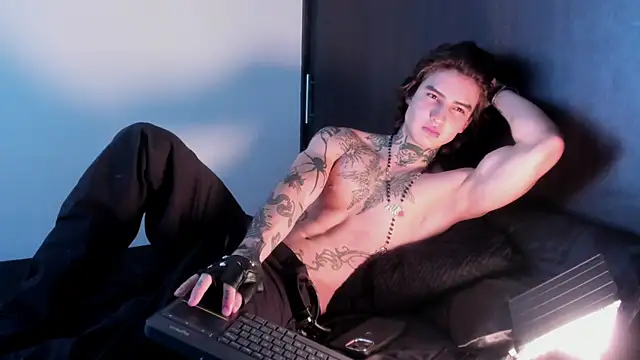 dantecoppolaa  online show from March 7, 2025, 9:59 pm