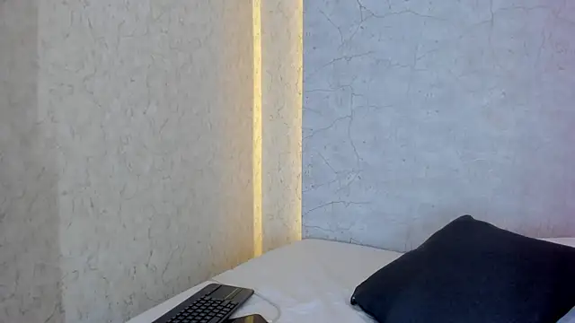 aprilalen online show from February 12, 2025, 6:51 am