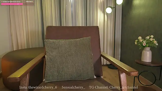 Snapshot of Miss_beee chatting on July 13, 2026, 8:22 pm Miss beee online show from July 13, 2026, 8:22 pm