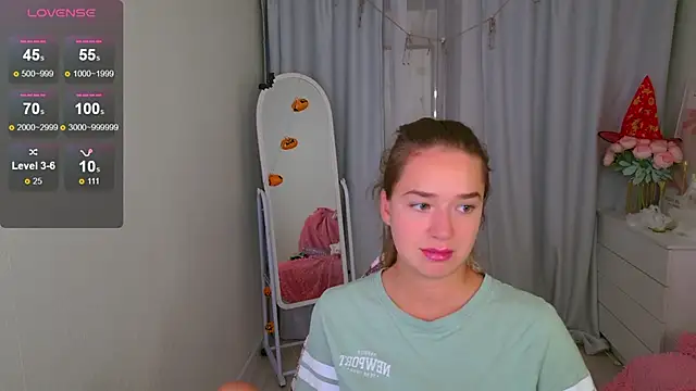 Snapshot of LovelyJessie chatting on October 26, 2025, 1:50 pm LovelyJessie online show from October 26, 2025, 1:50 pm