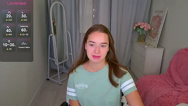 Snapshot of LovelyJessie chatting on November 18, 2025, 2:43 pm LovelyJessie online show from November 18, 2025, 2:43 pm