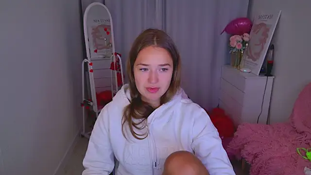 Snapshot of LovelyJessie chatting on February 18, 2026, 1:40 pm LovelyJessie online show from February 18, 2026, 1:40 pm