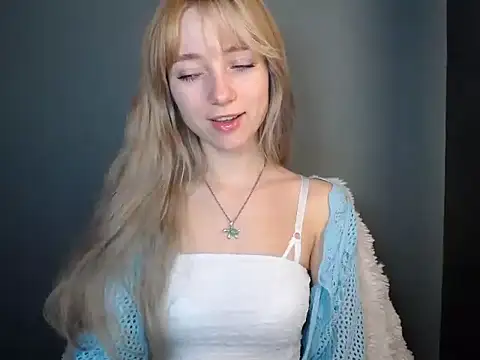 LuciaYoung online show from November 12, 2025, 7:24 pm