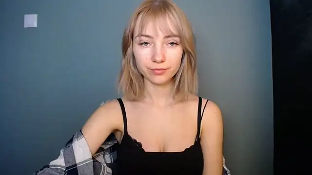 LuciaYoung online show from February 15, 2026, 1:20 pm