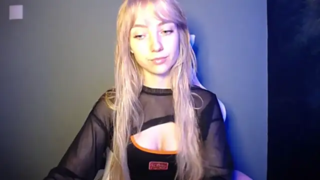 LuciaYoung online show from April 19, 2026, 6:21 pm