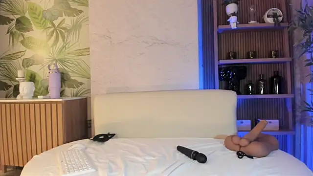 LIAH IZUMI online show from October 28, 2025, 1:25 pm