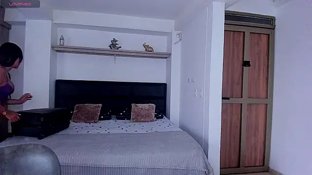 AbrilStivenson  online show from September 18, 2025, 2:52 pm