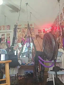 luvs2cumm69 online show from April 23, 2026, 3:25 pm