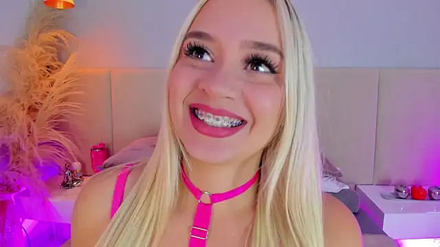 sofia pamela online show from December 3, 2025, 7:01 pm