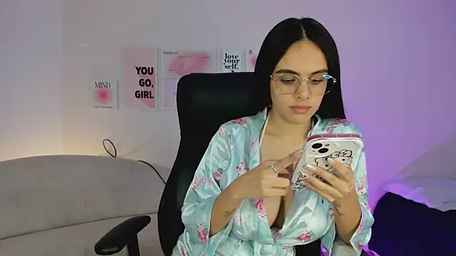 ChloeHarper  online show from February 10, 2025, 4:14 pm