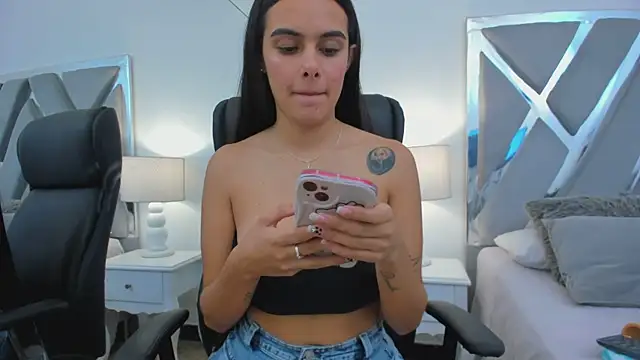 ChloeHarper  online show from March 15, 2025, 3:27 pm