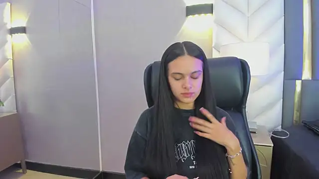 ChloeHarper  online show from April 12, 2026, 12:21 pm